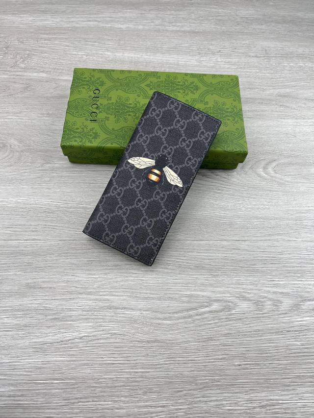 gucci 饰Gg印花蜜蜂细节西装夹钱包。Gucci小件皮革配饰突破设计界限,不断以个性方式焕新演绎经典单品。这款男士钱包将经典Gg Supreme帆布与黑色G gucci 饰Gg印花蜜蜂细节西装夹钱包。Gucci小件皮革配饰突破设计界限,不断以个性方式焕新演绎经典单品。这款男士钱包将经典Gg Supreme帆布与黑色G