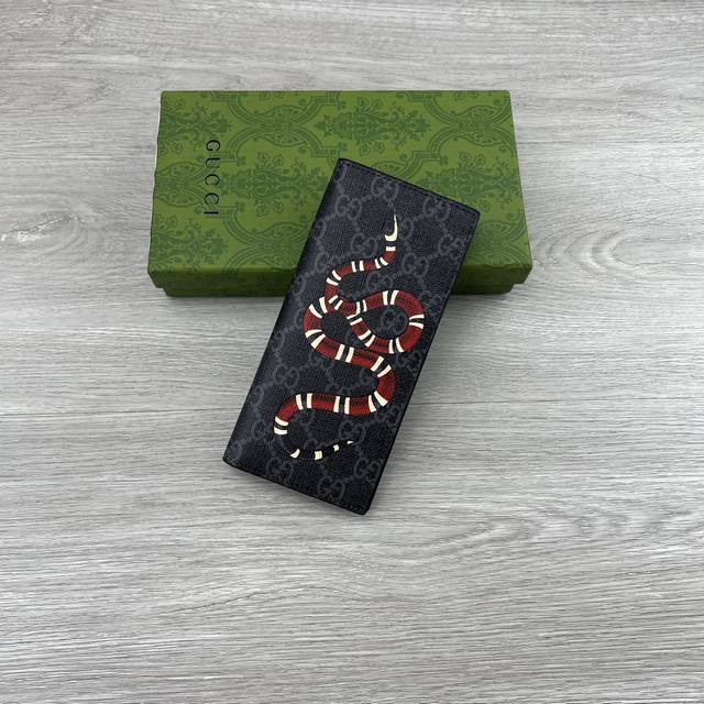 gucci 饰Gg珊瑚蛇细节西装夹钱包。Gucci小件皮革配饰突破设计界限，不断以个性方式焕新演绎经典单品。这款男士钱包将经典Gg Supreme帆布与黑色Gg