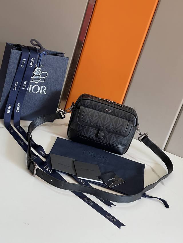 顶级原单配蓝盒 这款 Dior Hit The Road 信使包是本季新品,将现代风格与 Dior 的高订精神融为一体。采用迪奥黑 Cd Diamond 图案帆 顶级原单配蓝盒 这款 Dior Hit The Road 信使包是本季新品,将现代风格与 Dior 的高订精神融为一体。采用迪奥黑 Cd Diamond 图案帆