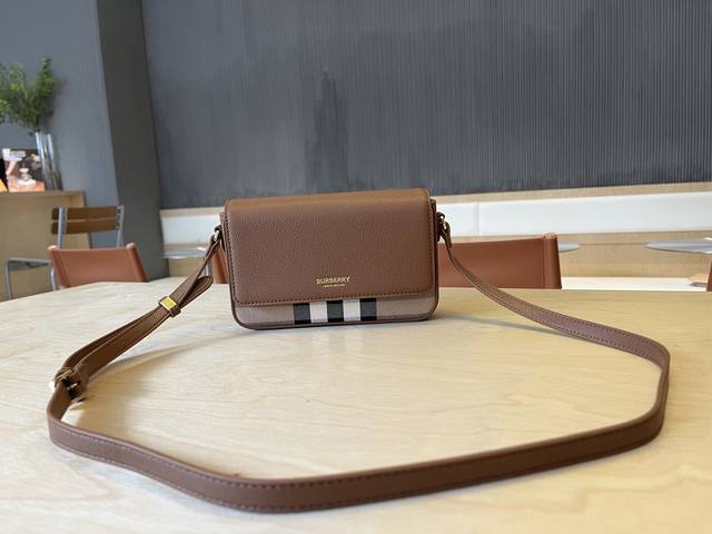 bb家精巧的斜背包，选用意大利鞣制粒纹皮革与典藏 Vintage 复古格纹裁片打造。可单肩背、斜背，或缔造手拿包造型。21 X 4.5 X 12.5Cm、660