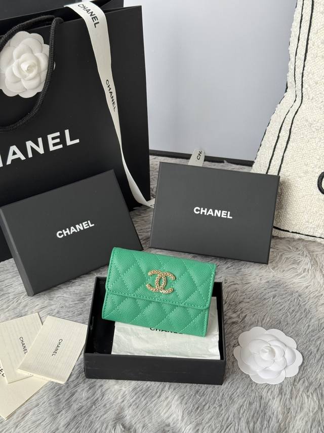 chanel中球纹镂空金色最新五金 独家实拍这款卡包容量很大，一百块对2折能放一千左右，还能塞2.3张卡实用型 尺寸11*8.5*3Cm 编号：A P4