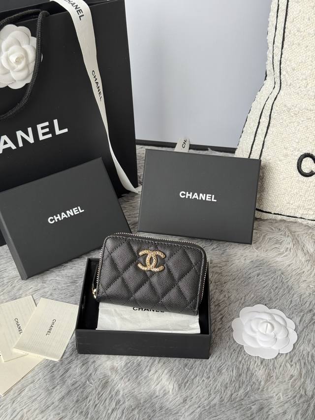 官网最新爆款,全新至尊版本 纯原厂拉链卡包 原汁原味原厂正品皮,超级难得 皮料:欧洲原厂Haas正品牛皮 中球 五金:意大利进口24K镀厚金五金 这款卡包容量比 官网最新爆款,全新至尊版本 纯原厂拉链卡包 原汁原味原厂正品皮,超级难得 皮料:欧洲原厂Haas正品牛皮 中球 五金:意大利进口24K镀厚金五金 这款卡包容量比