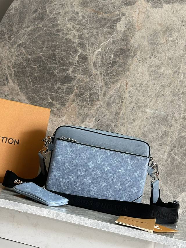 trio 邮差包]M14069 浅蓝色 本款 Trio 邮差包以 Taga 牛皮革和 Monogram 帆布包裹雅致织物内衬。主隔层和可拆卸拉链前袋彰显功能考量