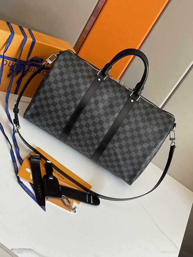 顶级原单原版开发，全钢五金 Keepall 45旅行袋，由全新标志性黑灰Monogram Eclipse帆布裁制而成。自1930年以来，Keepall系列包袋陪