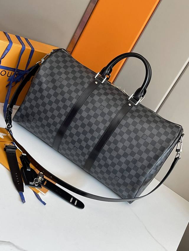 顶级原单原版开发，全钢五金 Keepall 50旅行袋，由全新标志性黑灰Monogram Eclipse帆布裁制而成。自1930年以来，Keepall系列包袋陪