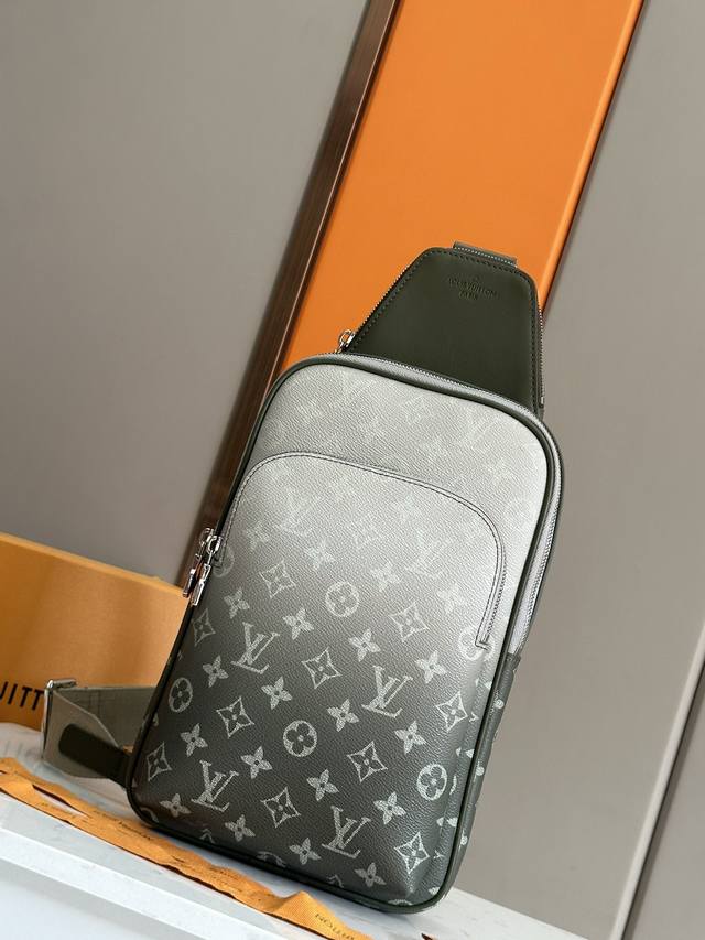 顶级原单原版开发，全钢五金 本款 Avenue 单肩包采用 Monogram Macassar 帆布和皮革饰边，释放英朗气度。帆布肩带及内衬为品牌经典注入可持续