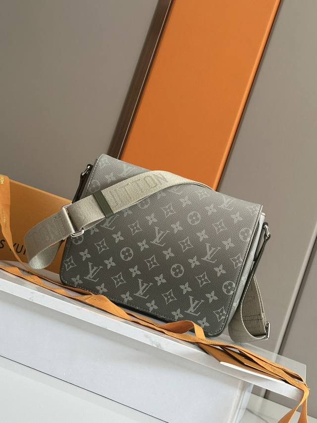 顶级原单 M11593 渐变绿 渐变蓝 独家男 差包系列 District 小号邮差包 本款 District 小号邮差包取材 Damier Infini 涂层