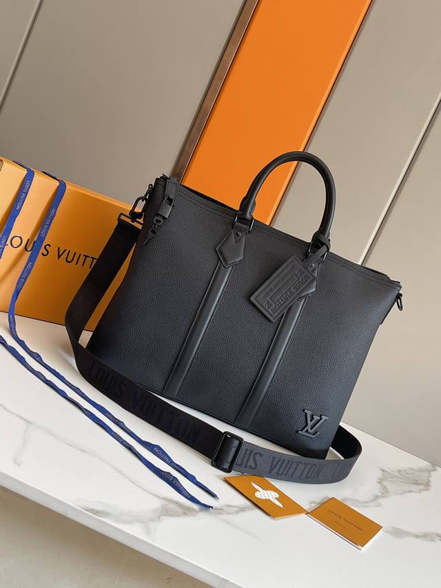 顶级原单 M59158 Lock It Tote 手袋取材柔软粒面牛皮革，融汇品牌经典设计笔触：皮革侧带源自 Keepall 手袋，手柄环与 Speedy 系列