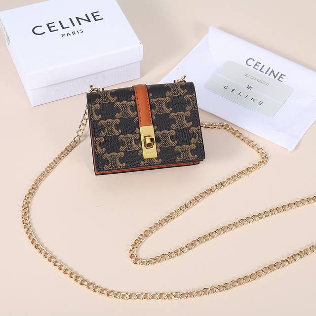 celine最新链条卡包，Triomphe翻盖链条卡包，可斜挎，经典花纹内配平纹超纤，旋转锁扣开合，1个加厚主隔层，2个内侧卡槽。 编号:10M472 尺寸:1