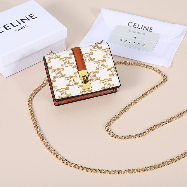 celine最新链条卡包，Triomphe翻盖链条卡包，可斜挎，经典花纹内配平纹超纤，旋转锁扣开合，1个加厚主隔层，2个内侧卡槽。 编号:10M472 尺寸:1