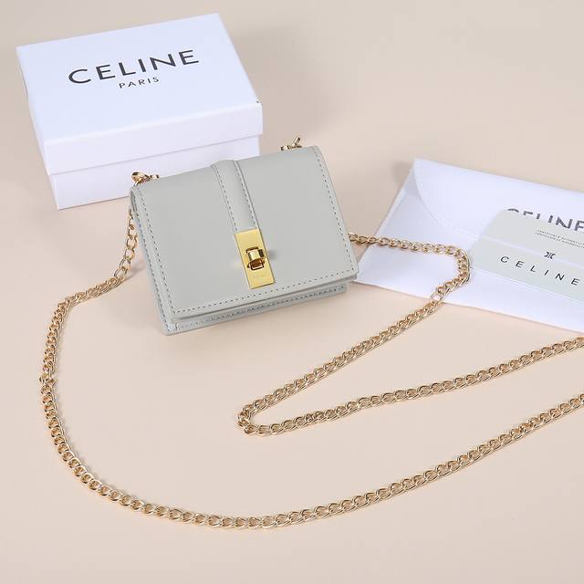 celine最新链条卡包，Triomphe翻盖链条卡包，可斜挎，经典牛皮内配平纹超纤，旋转锁扣开合，1个加厚主隔层，2个内侧卡槽。 编号:10M472 尺寸:1