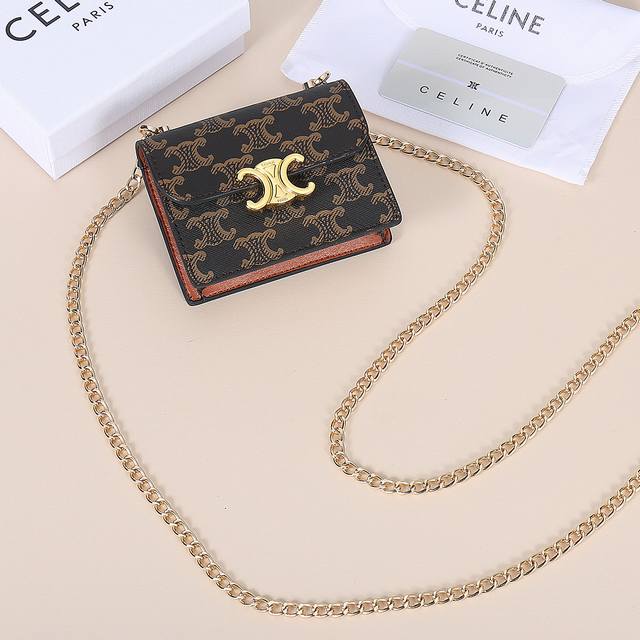 celine新款链条Triomphe名片包，可斜挎，经典花纹大面内配平纹超纤，金色饰面Triomphe金属按扣开合，1个加厚主隔层，3个内侧卡槽。 编号:10N