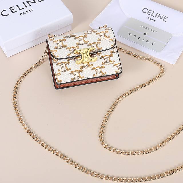celine新款链条Triomphe名片包，可斜挎，经典花纹大面内配平纹超纤，金色饰面Triomphe金属按扣开合，1个加厚主隔层，3个内侧卡槽。 编号:10N
