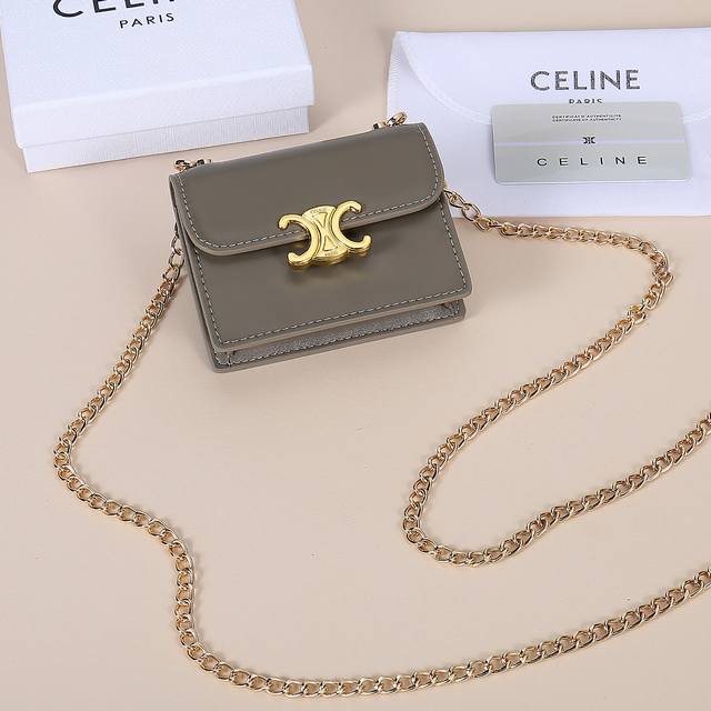 celine新款链条Triomphe名片包，可斜挎，牛皮大面内配平纹超纤，金色饰面Triomphe金属按扣开合，1个加厚主隔层，3个内侧卡槽。 编号:10N06