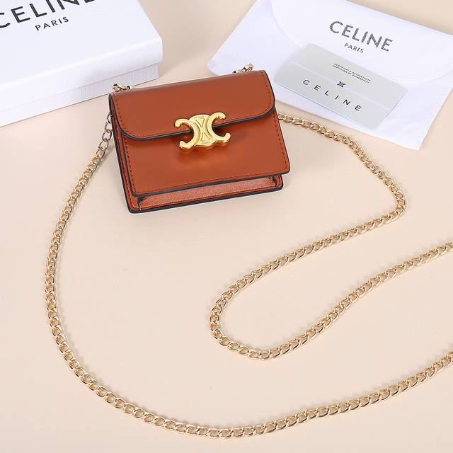 celine新款链条Triomphe名片包，可斜挎，牛皮大面内配平纹超纤，金色饰面Triomphe金属按扣开合，1个加厚主隔层，3个内侧卡槽。 编号:10N06