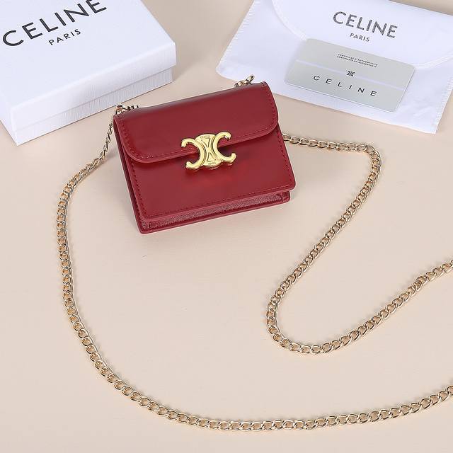 celine新款链条Triomphe名片包，可斜挎，牛皮大面内配平纹超纤，金色饰面Triomphe金属按扣开合，1个加厚主隔层，3个内侧卡槽。 编号:10N06