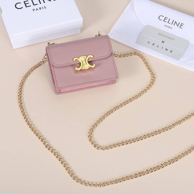 celine新款链条Triomphe名片包，可斜挎，牛皮大面内配平纹超纤，金色饰面Triomphe金属按扣开合，1个加厚主隔层，3个内侧卡槽。 编号:10N06