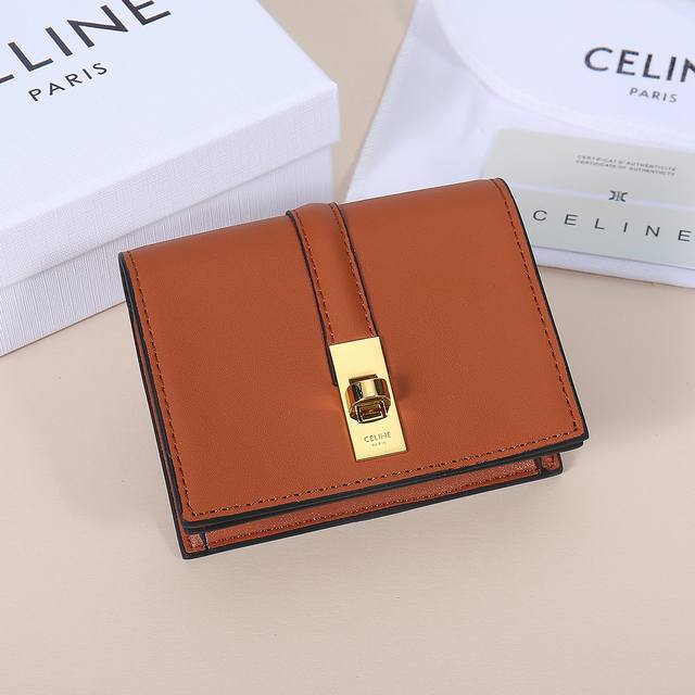 celine新款卡包，Triomphe翻盖卡包，牛皮大面内配平纹超纤，旋转锁扣开合，1个加厚主隔层，2个内侧卡槽。 编号:10M473 尺寸:10.5X8.5X