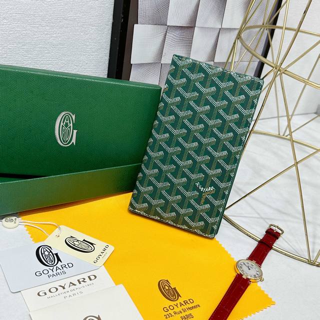 戈雅多功能旅行钱包 机票夹 ，附主票仓1个，侧开票仓2个，机票隔层2个，卡位9个，集时尚多功能为一体，可以存放机票、现金、护照、各种银行卡等。 款号: 9812