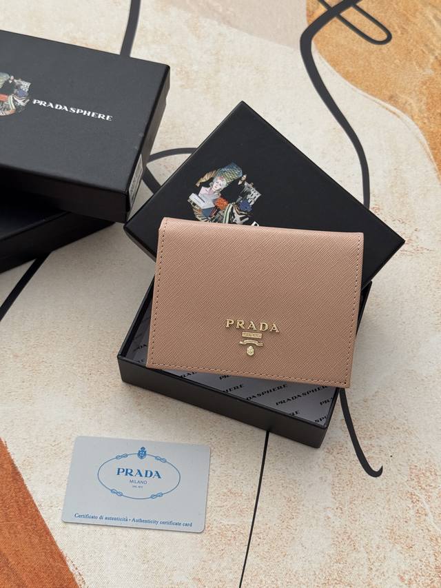 同色大字母系列女士短夹，型号1Mv204，十字纹牛皮制作，尺寸11.2×9.5Cm，夏日出门短夹放小包里刚刚好，实物拍摄，所见即所得