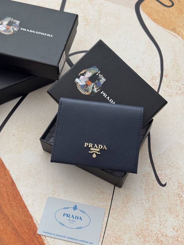 同色大字母系列女士短夹，型号1Mv204，十字纹牛皮制作，尺寸11.2×9.5Cm，夏日出门短夹放小包里刚刚好，实物拍摄，所见即所得