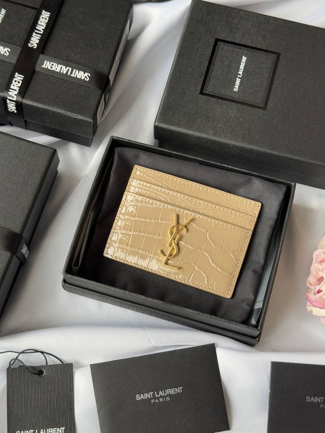 ysl 最近经典卡包 鳄鱼皮出货 卡片夹 信用夹金属互扣式Ysl标准，提花凸纹缝线装饰，金色五金，5个卡位隔层，迷你可爱，可手拿 可放包里 款号：423291