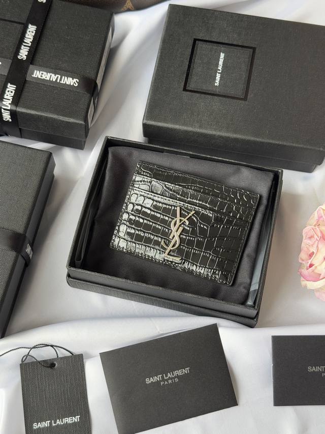 ysl 最近经典卡包 鳄鱼皮出货 卡片夹 信用夹金属互扣式Ysl标准，提花凸纹缝线装饰，金色五金，5个卡位隔层，迷你可爱，可手拿 可放包里 款号：423291