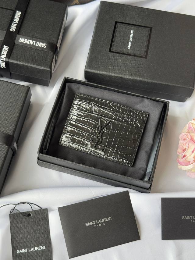ysl 最近经典卡包 鳄鱼皮出货 卡片夹 信用夹金属互扣式Ysl标准，提花凸纹缝线装饰，金色五金，5个卡位隔层，迷你可爱，可手拿 可放包里 款号：423291