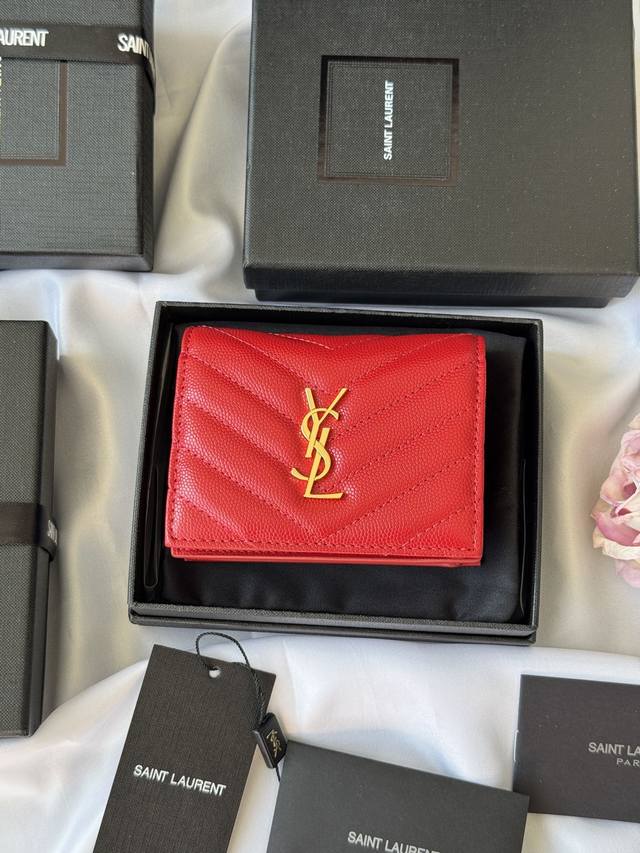 ysl家 Y家短夹 正品开发 进口牛皮压鱼子酱 一个中央隔层，一个纸币隔层，六个卡片槽，一个拉链零钱袋，尺寸不大 用处不少 小巧玲珑，最经典的鱼子酱牛皮搭配“Y