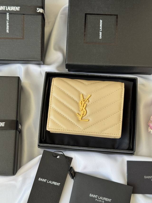 ysl家 Y家短夹 正品开发 进口牛皮压鱼子酱 一个中央隔层，一个纸币隔层，六个卡片槽，一个拉链零钱袋，尺寸不大 用处不少 小巧玲珑，最经典的鱼子酱牛皮搭配“Y