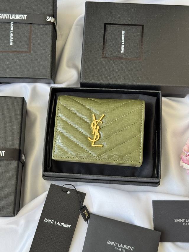 ysl家 Y家短夹 正品开发 进口牛皮压鱼子酱 一个中央隔层，一个纸币隔层，六个卡片槽，一个拉链零钱袋，尺寸不大 用处不少 小巧玲珑，最经典的鱼子酱牛皮搭配“Y