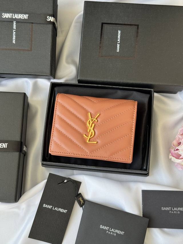 ysl家 Y家短夹 正品开发 进口牛皮压鱼子酱 一个中央隔层，一个纸币隔层，六个卡片槽，一个拉链零钱袋，尺寸不大 用处不少 小巧玲珑，最经典的鱼子酱牛皮搭配“Y