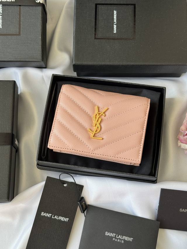 ysl家 Y家短夹 正品开发 进口牛皮压鱼子酱 一个中央隔层，一个纸币隔层，六个卡片槽，一个拉链零钱袋，尺寸不大 用处不少 小巧玲珑，最经典的鱼子酱牛皮搭配“Y