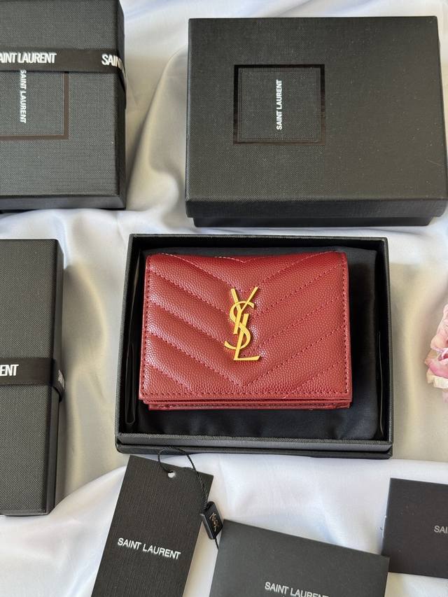 ysl家 Y家短夹 正品开发 进口牛皮压鱼子酱 一个中央隔层，一个纸币隔层，六个卡片槽，一个拉链零钱袋，尺寸不大 用处不少 小巧玲珑，最经典的鱼子酱牛皮搭配“Y