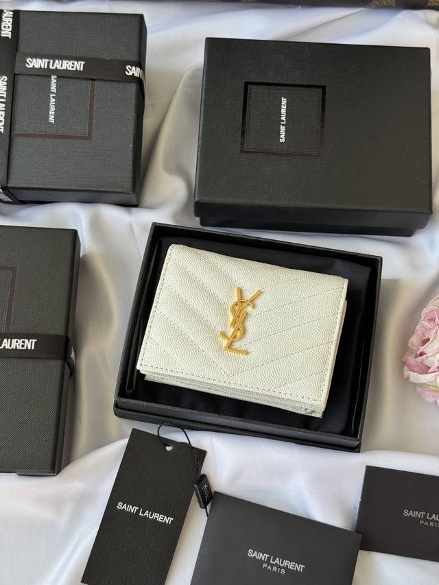 ysl家 Y家短夹 正品开发 进口牛皮压鱼子酱 一个中央隔层，一个纸币隔层，六个卡片槽，一个拉链零钱袋，尺寸不大 用处不少 小巧玲珑，最经典的鱼子酱牛皮搭配“Y