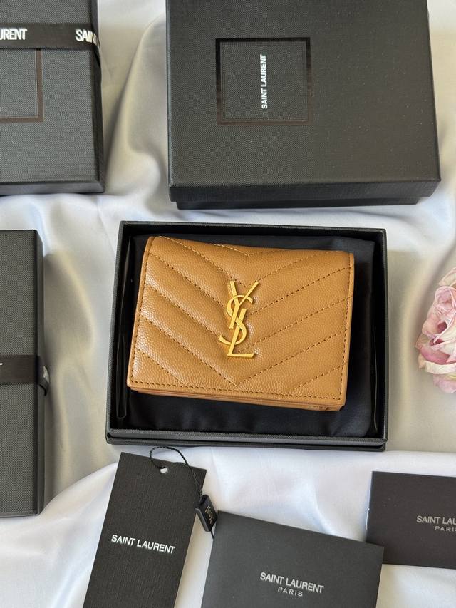 ysl家 Y家短夹 正品开发 进口牛皮压鱼子酱 一个中央隔层，一个纸币隔层，六个卡片槽，一个拉链零钱袋，尺寸不大 用处不少 小巧玲珑，最经典的鱼子酱牛皮搭配“Y