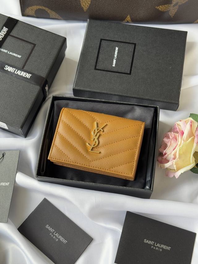 ysl家 Y家短夹 正品开发 进口牛皮压鱼子酱 一个中央隔层，一个纸币隔层，六个卡片槽，一个拉链零钱袋，尺寸不大 用处不少 小巧玲珑，最经典的鱼子酱牛皮搭配“Y