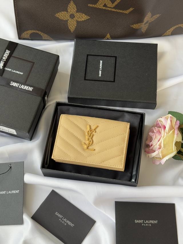 ysl家 Y家短夹 正品开发 进口牛皮压鱼子酱 一个中央隔层，一个纸币隔层，六个卡片槽，一个拉链零钱袋，尺寸不大 用处不少 小巧玲珑，最经典的鱼子酱牛皮搭配“Y