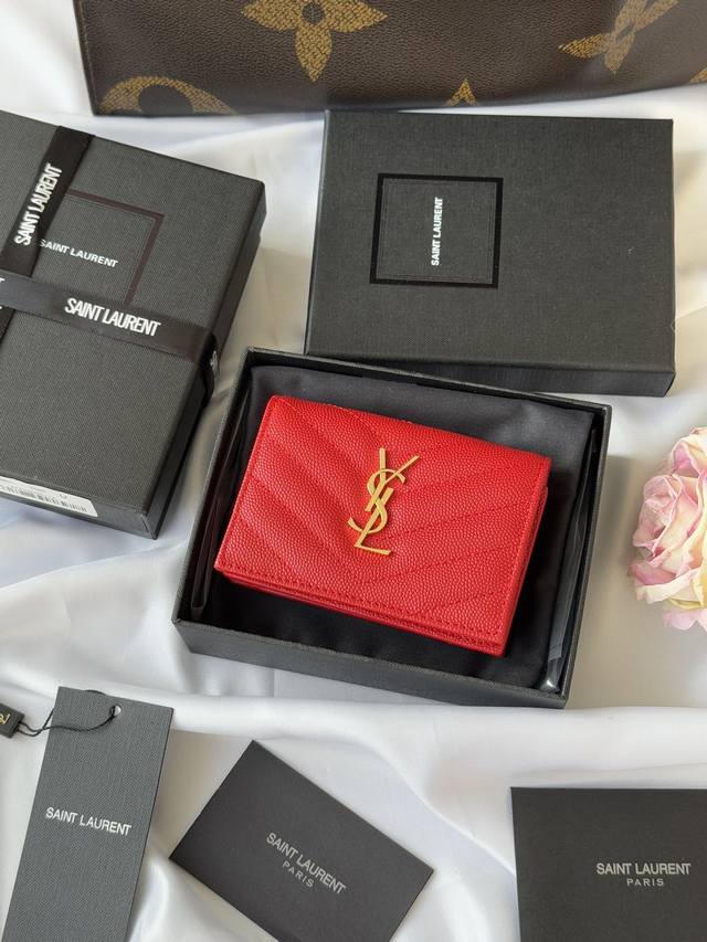 ysl家 Y家短夹 正品开发 进口牛皮压鱼子酱 一个中央隔层，一个纸币隔层，六个卡片槽，一个拉链零钱袋，尺寸不大 用处不少 小巧玲珑，最经典的鱼子酱牛皮搭配“Y