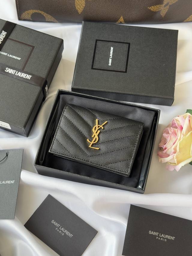 ysl家 Y家短夹 正品开发 进口牛皮压鱼子酱 一个中央隔层，一个纸币隔层，六个卡片槽，一个拉链零钱袋，尺寸不大 用处不少 小巧玲珑，最经典的鱼子酱牛皮搭配“Y