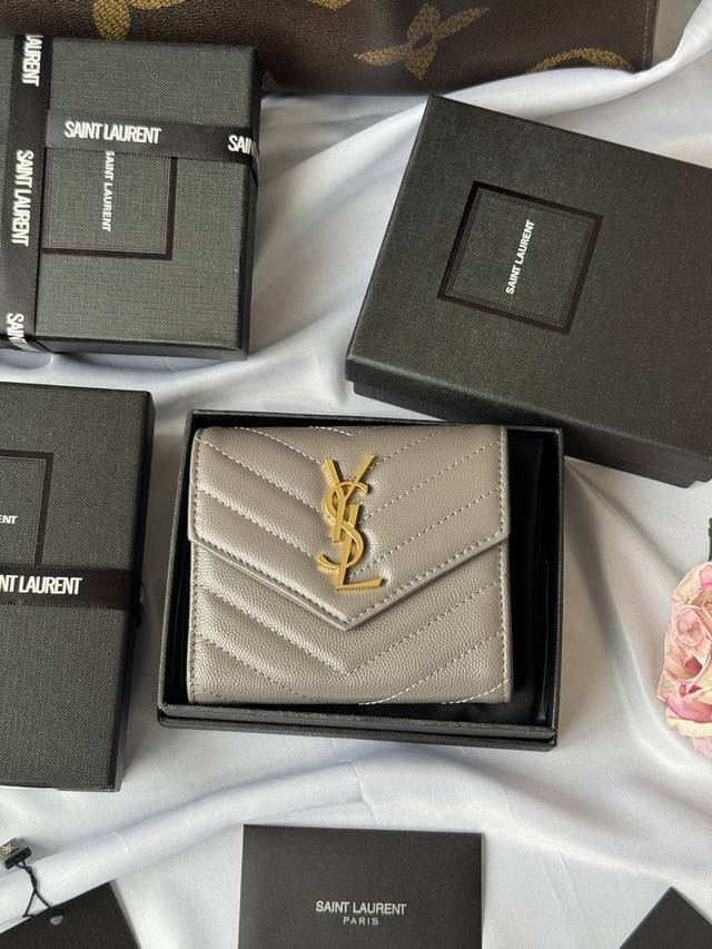 ysl-Saint Laurent 配全套专柜最新包装 Slp三折钱包球纹进口牛皮，背面开叉外袋，六个卡片槽，一个拉链袋，一个纸币隔层，四个票据隔层 可手拿，放