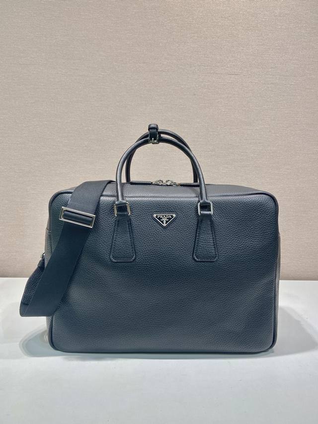 新款公文包2Ve339特大号 这款公文包采用进口鹿皮纹牛皮。彰显实用优雅的气质,宽敞实用的造型富有个性。配有一条可调式可拆卸编织饰带肩带。正面涂珐琅三角形金属徽 新款公文包2Ve339特大号 这款公文包采用进口鹿皮纹牛皮。彰显实用优雅的气质,宽敞实用的造型富有个性。配有一条可调式可拆卸编织饰带肩带。正面涂珐琅三角形金属徽