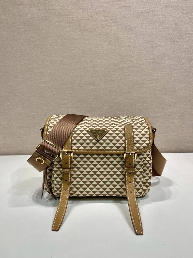 新款Symbole1Bd383邮差包 这款邮差包采用织物印花尼龙面料，配十字纹牛皮。颜色吸睛夺目，包包上的印花由经典三角形组成，很耐看哟，空间大。真太太美了，美