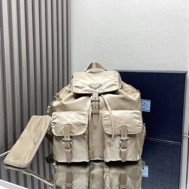 顶级原单 新款背包1Bz811新色这款尼龙双肩包采用精致Saffiano皮革饰边，融合多种材质，并饰有三角形徽标，彰显时尚优雅魅力。另配有可拆卸的小手包轻便又实