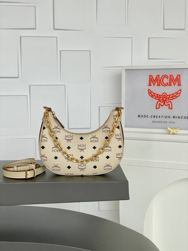 新款 米白色小号半月包腋下斜挎包 新品上市 这款拥有曲线轮廓的Hobo包以月亮为设计灵感，由标志性Visetos及Nappa皮革制成，并采用现代风的米白色调设计