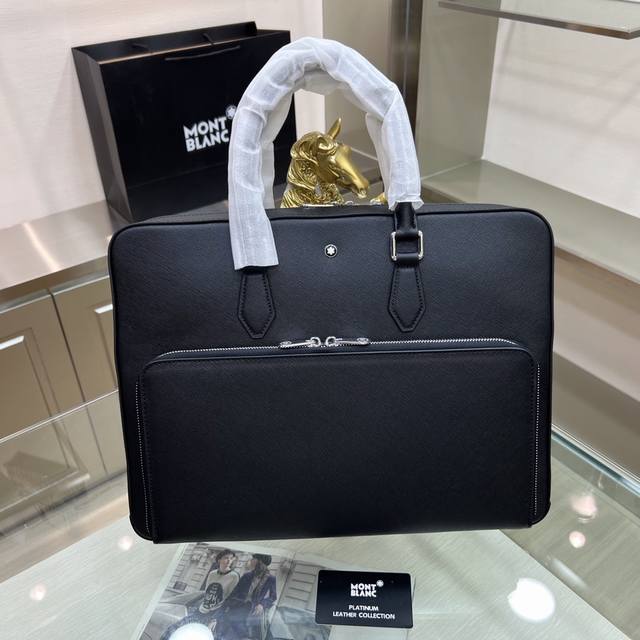 montblanc International 万宝龙 万宝龙原版新款 设有1个空间充裕的主隔层和1个外部拉链袋，可收纳A4纸大小的文件、电子设备和其他办公用品