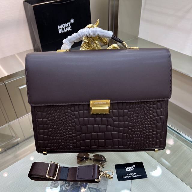 montblanc International 万宝龙 万宝龙新款男士定型公文包，采用进口牛皮制作，搭配顶级五金配件，带密码锁，在公文包系列中实属佼佼者。商务人
