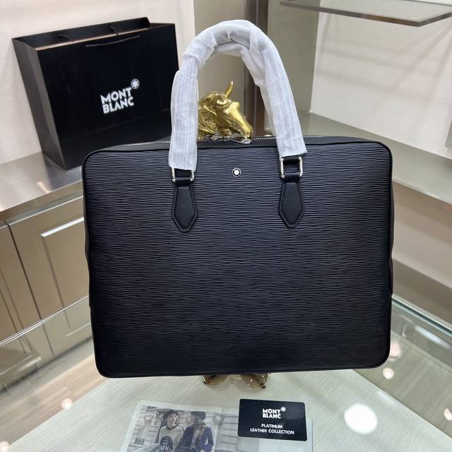 montblanc International 万宝龙 万宝龙原版新款 这款超薄公文包优雅而空间充裕，采用树皮图案印刷皮革制作，可容纳一系列商务必需品，包括电子