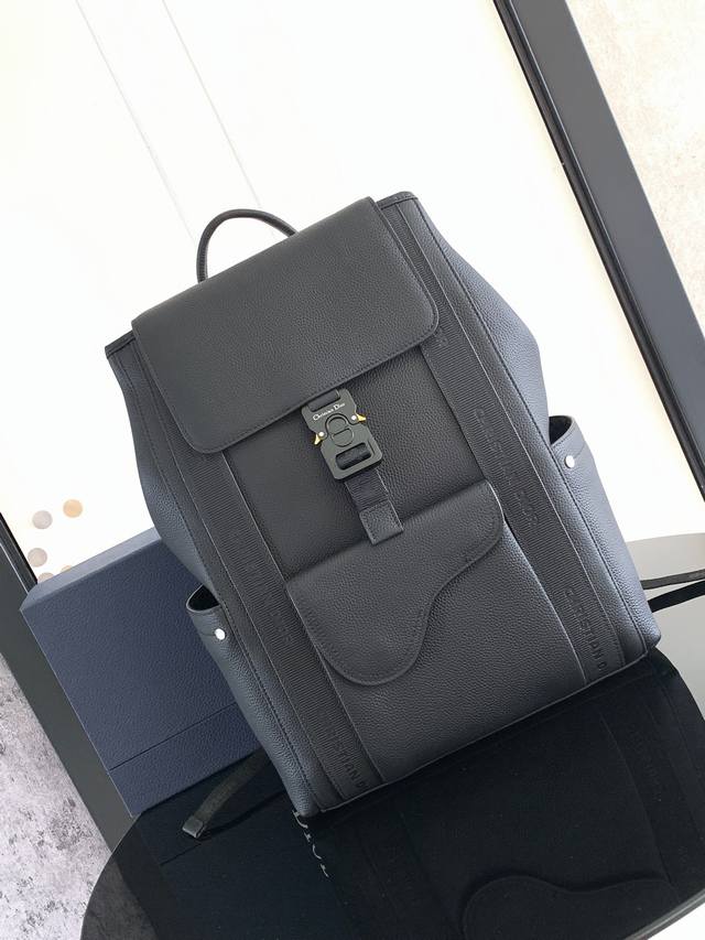 这款马鞍双肩背包实用优雅。采用米色和黑色 Oblique 印花面料精心制作,正面两侧搭配饰以“Christian Dir”压花标志的皮革镶片。搭配宽大的主隔层和 这款马鞍双肩背包实用优雅。采用米色和黑色 Oblique 印花面料精心制作,正面两侧搭配饰以“Christian Dir”压花标志的皮革镶片。搭配宽大的主隔层和