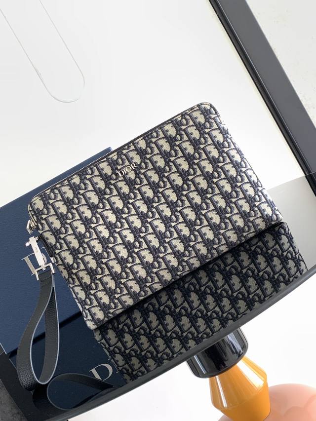 dior 老花手拿包，当下最火的老花系列，男女通用，内有卡位设计，搭配手带非常便捷，又是一火爆的款式啦！尺寸：30X20X2.5Cm型号23738A